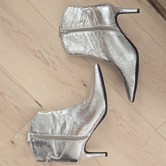 Guess Silver Metallic Embossed Snakeskin Pointed Toe Ankle Boots, Size 9.5 - Picture 3 of 5